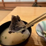 鶴亀寿司 - アラカブの味噌汁