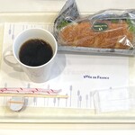 ヴィ・ド・フランス - 料理写真:サーモンと北海道ポテトのチーズサンド・ホットコーヒー（Rサイズ）