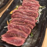 馬肉料理専門 かぶと馬 - ロースのたたき。うまい。