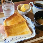 白島屋 - モーニングセット(税込680円)
①トースト②ハムエッグ③お味噌汁④CUT甘蕉《バナナ》
お飲み物《セットドリンク》①HOT珈琲
特にコレという何かがある訳ではありませんが寛ぎのひと時にピッタリでした