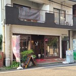 白島屋 - 広島電鉄白島駅から徒歩3分の「白島屋」さん、朝8時から営業
            開業時期不明《1970年代？》、店主さんのワンオペ
            外観は、昔ながらの伝統的なTHE喫茶店といった趣き、中の様子が伺え入り易い佇まい