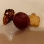 RISTORANTE REGA - プティフール（ブドウとクッキー）