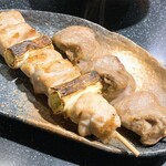 三酉屋 - ねぎま塩220円、はつ塩176円