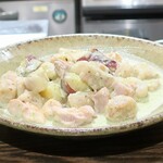 トリワイン ＰＩＫＯＳＨＨＨＵ - さつまいもと鶏のアーモンドニョッキ バジルクリームソース