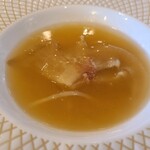 萬珍樓點心舗 - ふかひれの姿煮、小ぶりですが食感よく美味しかったです♡