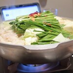 旬の鮮魚と魂の煮込み ぶん福茶がま - 茶がま特製もつ鍋 もうすぐ仕上がり