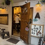 エースパイス&ビーツ - 外にも待ち椅子あり