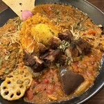 エースパイス&ビーツ - サイズM トマトと那須のスパイスカレー・ポークヴィンダルー・ザ・キーマカレー3種あいがけ。トッピング スパイスタマゴ ジャークチキン