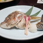 旬の鮮魚と魂の煮込み ぶん福茶がま - 玄海産！鯛の頭の塩焼き