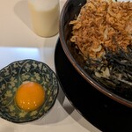 横浜家系ラーメン 天神家 千住店 - セットのマヨネーズ・生卵