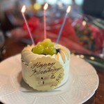 八王子うかい亭 - さらに… ロウソクに火を灯して登場しましたのは…
      バースデープレート付きのホールケーキ！
      まさかまさかの…
      息子からのサプライズだそうで…
      ３度目のビックリ！！(´⊙ω⊙`)