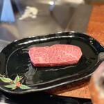 八王子うかい亭 - ◯うかい特選牛サーロインステーキ80g
      …３人分のサーロインが登場！
      美しい霜降りです(*´ー｀*)