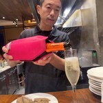 anima - シェフさん。すごく感じの良い方でお料理の説明もちゃんとしてくれます。