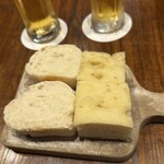 anima - お通しパン  後からオリーブオイルいただいたのでつけて食べたりパテつけたり、パンはあると嬉しい