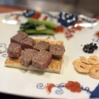 八王子うかい亭 - 火入れの好みを聞かれましたので…
                    ３人とも“限りなくレアに近いミディアムレア“で
                    お願いしました♪( ´▽｀)