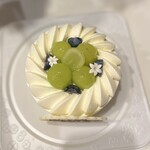 八王子うかい亭 - 上から見ても美しい
      シャインマスカットのショートは…
      12cmの4号サイズ。
      カットしてみてもわかるほど…
      シャインマスカットの果実がたっぷりと使われております(*´˘`*)♡