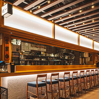 接待や仕事帰りにも便利な、カウンター11席のみの寛ぎ空間