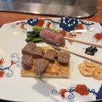 八王子うかい亭 - 絶妙な火入れでの提供…
      さすがです♪╰(*´︶`*)╯♡
      まずはそのままで。
      何もつけなくても十分美味しい…柔らかでトロけるお肉です(*´-`)