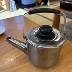 牧のうどん - 継ぎ足しの汁　うどんが汁を吸ってしまうので継ぎ足しは必須