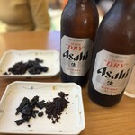 牧のうどん - ビール大瓶　お通しは昆布とおかかの佃煮　税込500円はお安いですね。