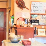 シャンティ - カウンター席左端の"セルフコーナー"。