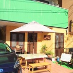 シャンティ - 木造住宅街に突如現れる、洋風ファサード。