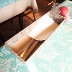 シャンティ - "カトラリーバスケット"を"一人用"にチェンジ。