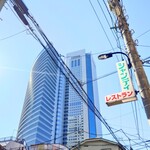 シャンティ - お店の前で右を見上げると、オペラシティ & NTT東日本本社。