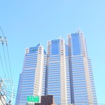 シャンティ - お店の前で左を見上げると、パークタワー (パークハイアット)。