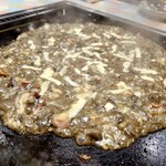 もんじゃ焼きと創作串焼き・鉄板居酒屋 まつぼっくり - イカ墨海鮮もんじゃ（チーズトッピング）