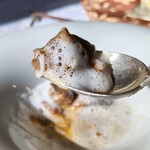 Une Fleur - フォアグラに南瓜のムースを敷き、全面に白トリュフのスプマンテで覆い、白トリュフを削ってあります ♡♡ 素晴らしいです！