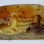 ゴジュウニチョウメベーカリー - 紅茶とイチヂクのクリームパン断面