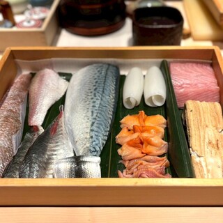 【素材】旬の魚介は全国各地から一番美味しいものを厳選仕入れ