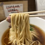 中華そば 紆折 - いりこしょうゆラーメン麺リフトアップ