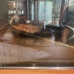 うなぎ四代目菊川 立川GREEN SPRINGS店 - 窓越しに焼いてるのが見えます