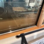 うなぎ四代目菊川 立川GREEN SPRINGS店 - 窓越しに焼いてるのが見えます
