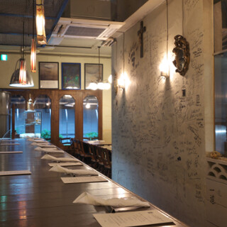 スタイリッシュな店内の真ん中に置かれたピザ窯がライブ感満載♪