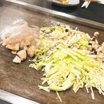 フレンチもんじゃ&参鶏湯 あゆむ - 続いて海鮮トマト
これはキャベツ入り