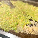 フレンチもんじゃ&参鶏湯 あゆむ - レモンを絞って塩胡椒で食べる
さっぱりした味で、つぶして焼いたアボカドの芋っぽさというか、そんな風味
エビがぷりぷりでよい