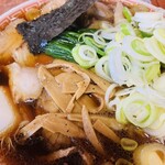長岡生姜醤油らーめん 壱八商店 - チャーシュー薄切りのメンマ細め