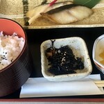 シーフードレストランネプチューン - 脇をひじき煮とおしんこが固めます