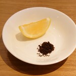 Ramen Rouge - Rougeの清湯（醤油）の味変用レモンと黒七味