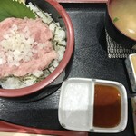 でか盛り海鮮問屋 - ねぎとろ丼690円
