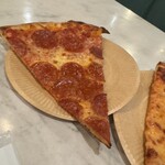 Nim's Pizza - ペパロニトッピング｡