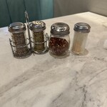 Nim's Pizza - 卓上には味変スパイスの方々｡