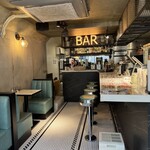 Nim's Pizza - 1階にはカウンターと2人掛け×2｡アメリカ〜ンな雰囲気｡