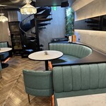 Nim's Pizza - 地下1階は大きなソファ席が5卓