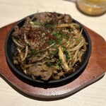 月と灯り - ラム肉の熱々鉄板焼き