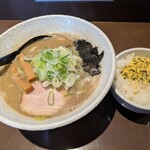 中華そば 響 - ご飯にはのり玉ぶっかけました。