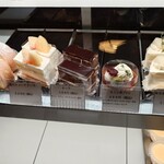 お菓子とくつろぎとこむぎさん - ショーケース